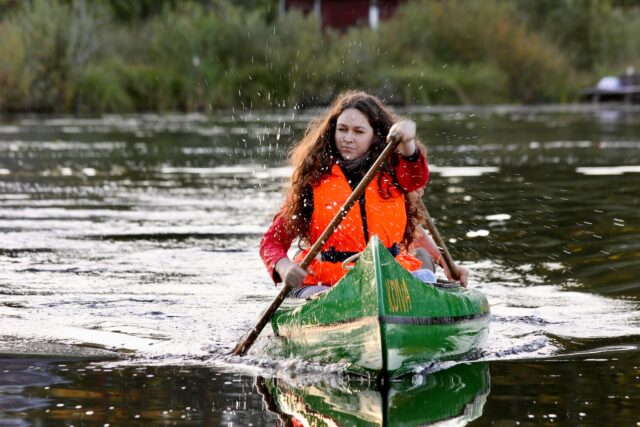 Kanuusõit Õhne jõel Wagenküll Taageperas. Tütarlaps mõlab seesuguse hooga, et vesi lendab ilutulestiku täppidena igasse ilmakaarde. Mida teha Mulgimaal, Taagepera Wagenküll puhkepiirkonnas?