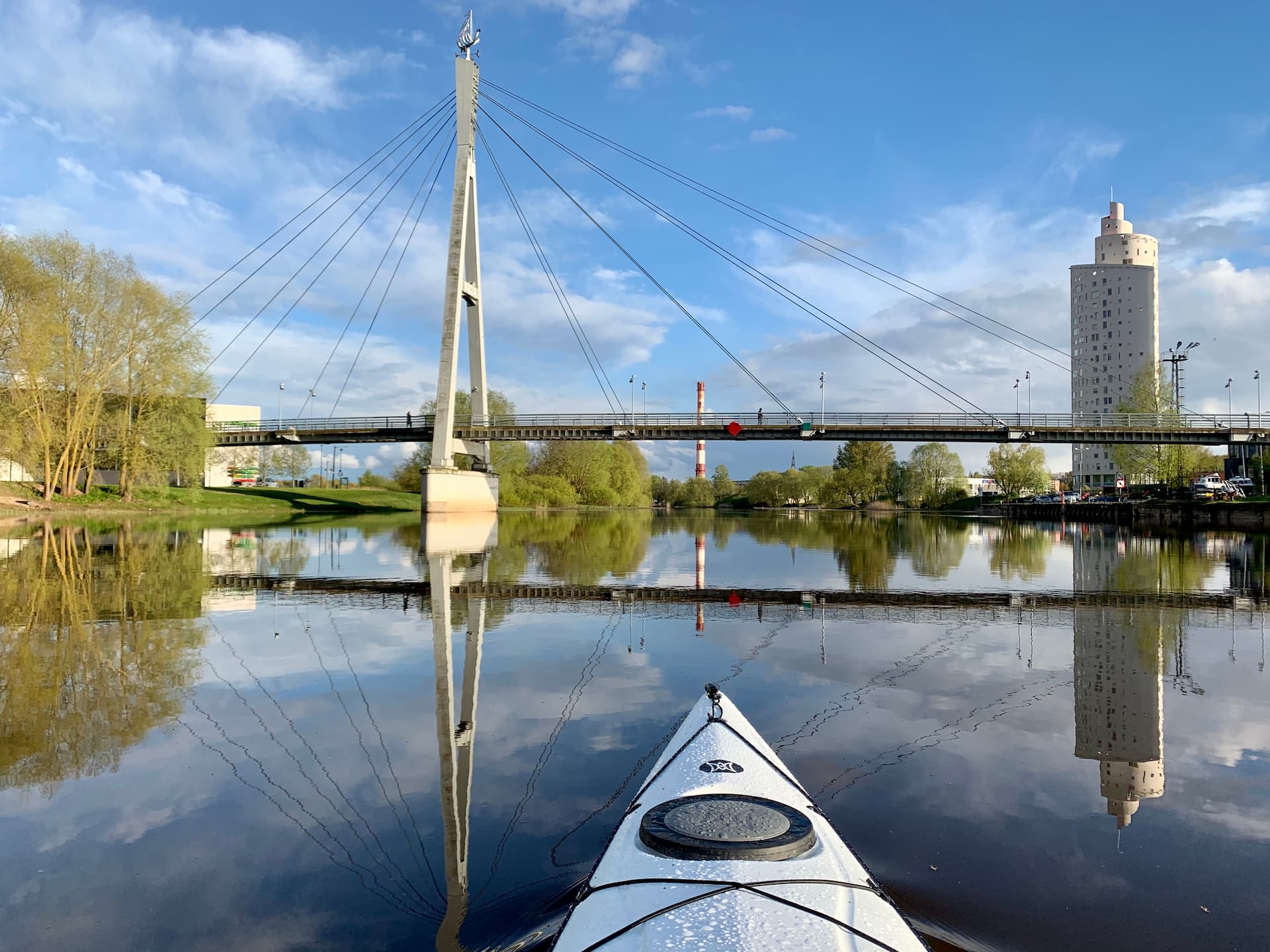 Kajakimatk Emajõel Tartus. Kaadris Tigutorn ja Turusild, rippsild. Eemal veel lammutamata katlamaja korsten.