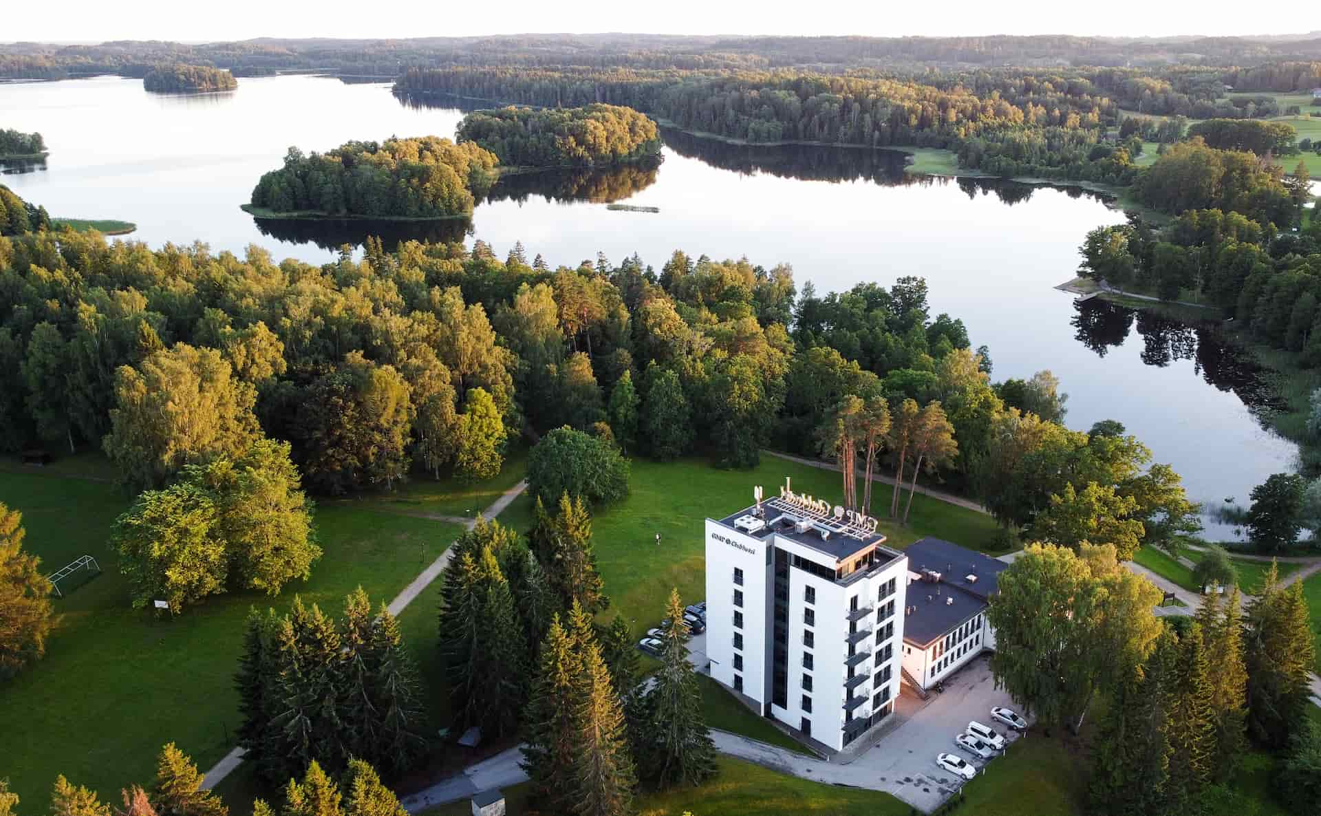 GMP Clubhotel & Pühajärve restorani droonifoto. Keansti on peal ka Pühajärv oma saartega.