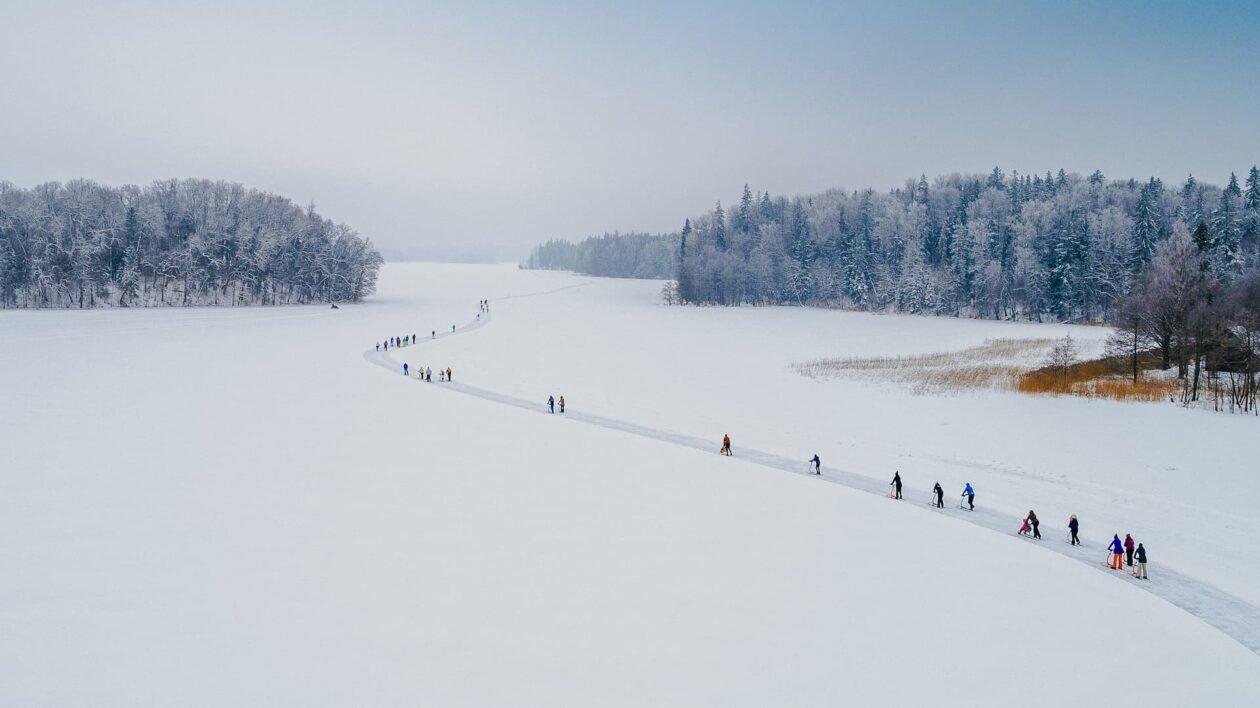 Tõukekelgumatk Pühajärve jäärajal. Fotol liigub suur grupp mööda vabariigi pikimat lumest lükatud jäärada, mis kulgeb üle kogu järve kaldajoont kopeerides 10km ulatuses. Jääraja kõrval on suured lumevallid.