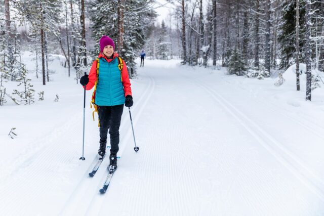 Suusamatkad Otepää looduspargis, Harimäe ümbruses, Kekkose ja Tartu maratoni radadel. Rõõmus naine matkab metsarajal suuskadega, seljakott seljas. Eemal tuleb teinegi suusamatkast osavõtja.