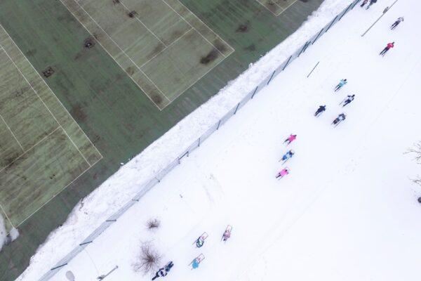 Tõukekelgumatk Otepääl, Pühajärvelt Käärikule mööda kergliiklustee talvistmatkarada. Fotolt paistavad Pühajärve SPA tenniseväljakud.