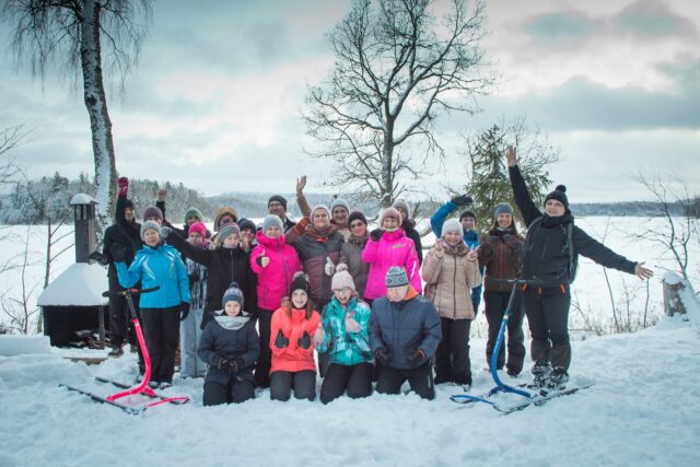 Perematk tõukekelkudel Pühajärve ääres, lumistel kallasradadel.