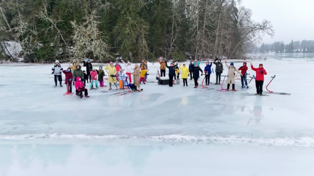 Palju õnne sünnipäevaks, armas Eesti! EV aastapäeva tähistamine. Tõukekelgumatk Pühajärve jääl.